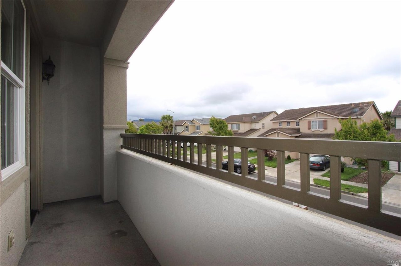 2525 Edgewater Dr