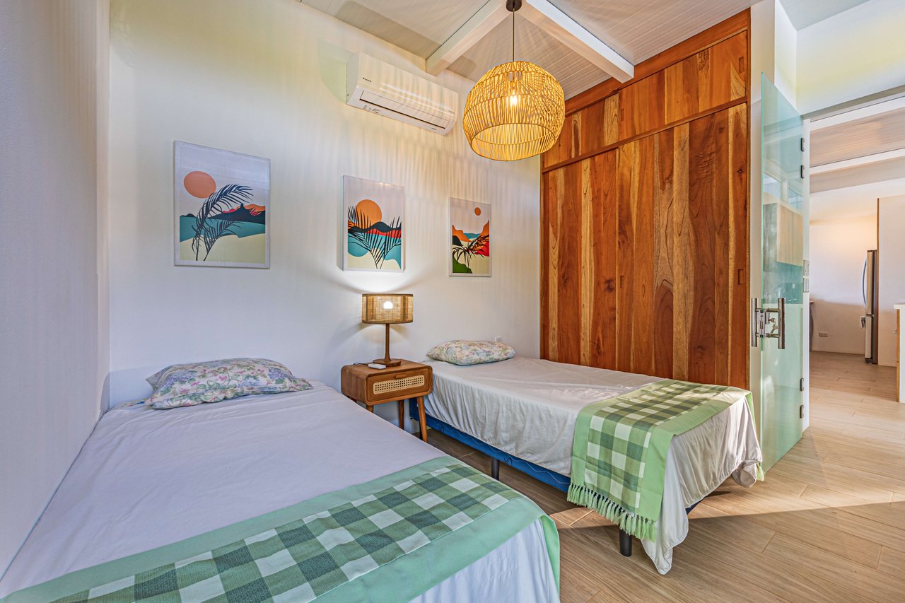 Casa Las Palmeras, Stunning Mountain and Ocean View Home