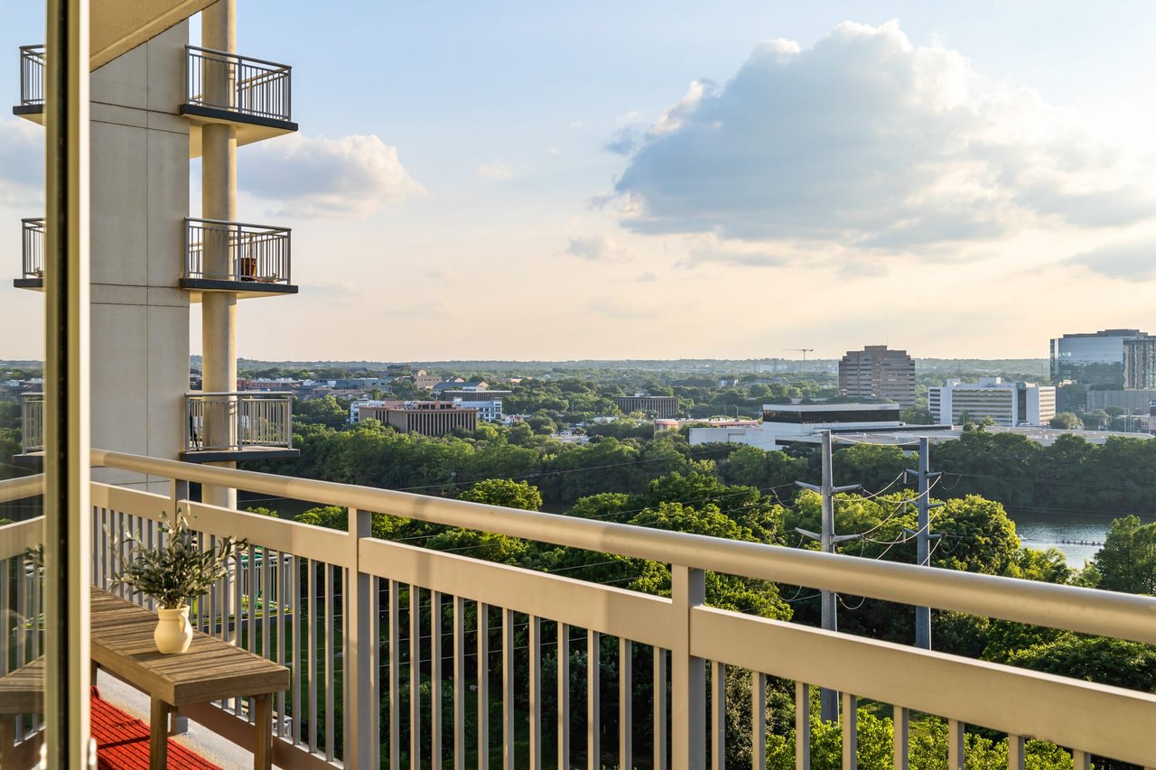 Lady Bird lifestyle with Water and City Views!