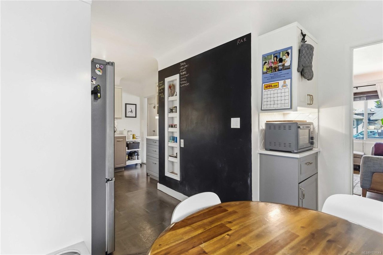 3738 Tillicum Rd