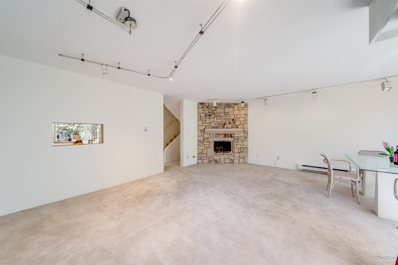 3-225 W 15th St