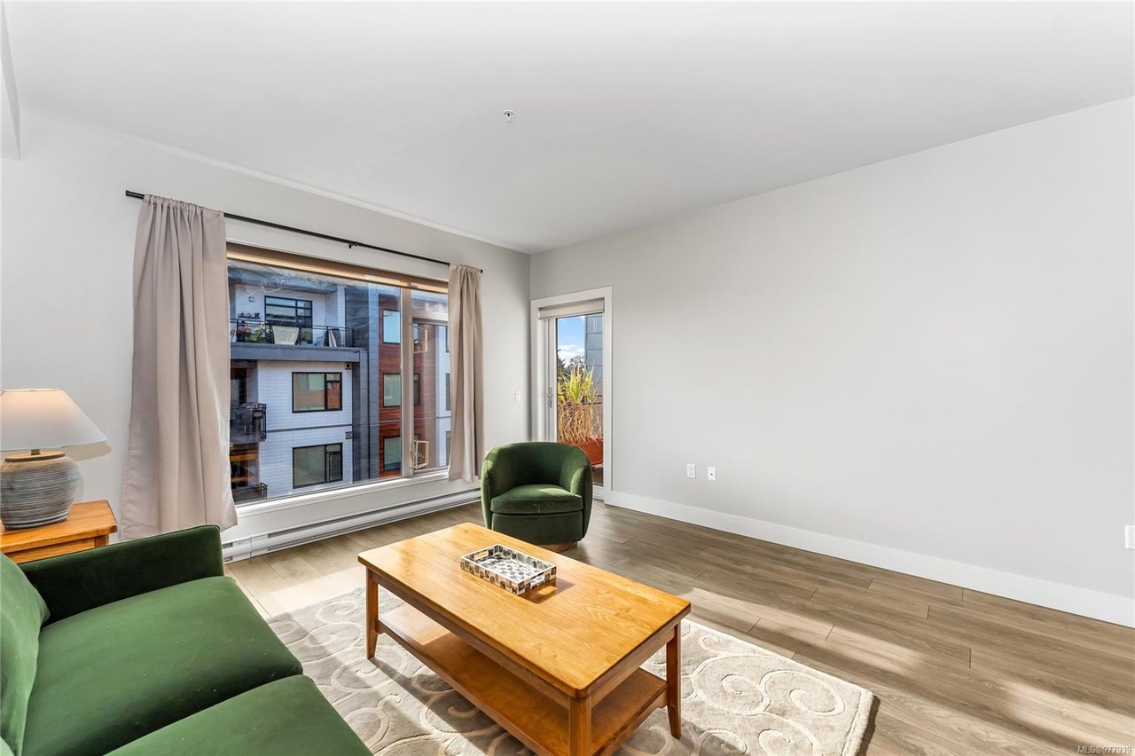 302-3815 Rowland Ave