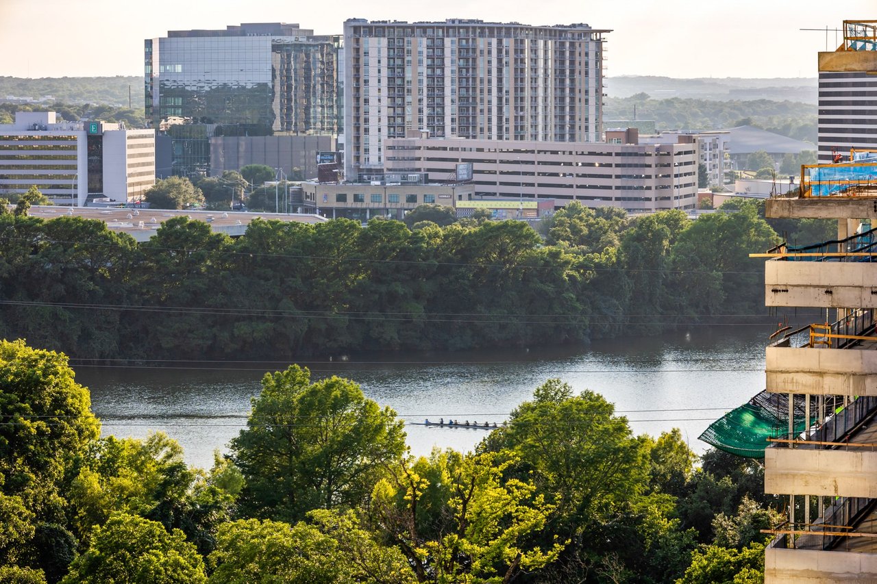 Lady Bird lifestyle with Water and City Views!