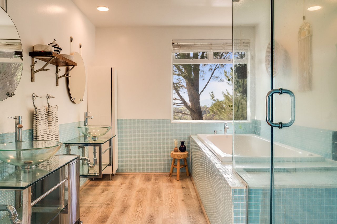deLIGHTfull Mid Century in the Studio City "Donas"