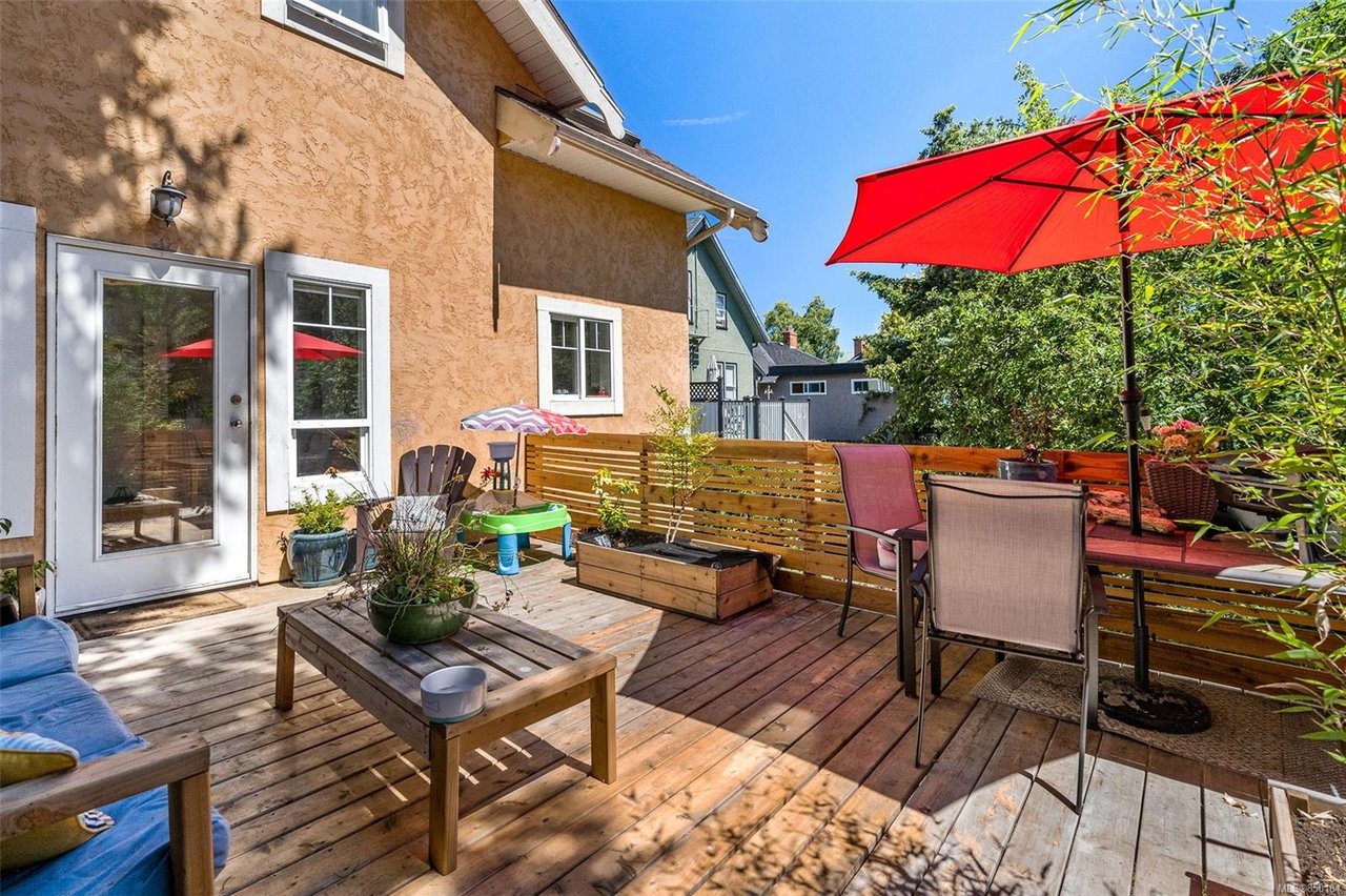2-933 Empress Ave