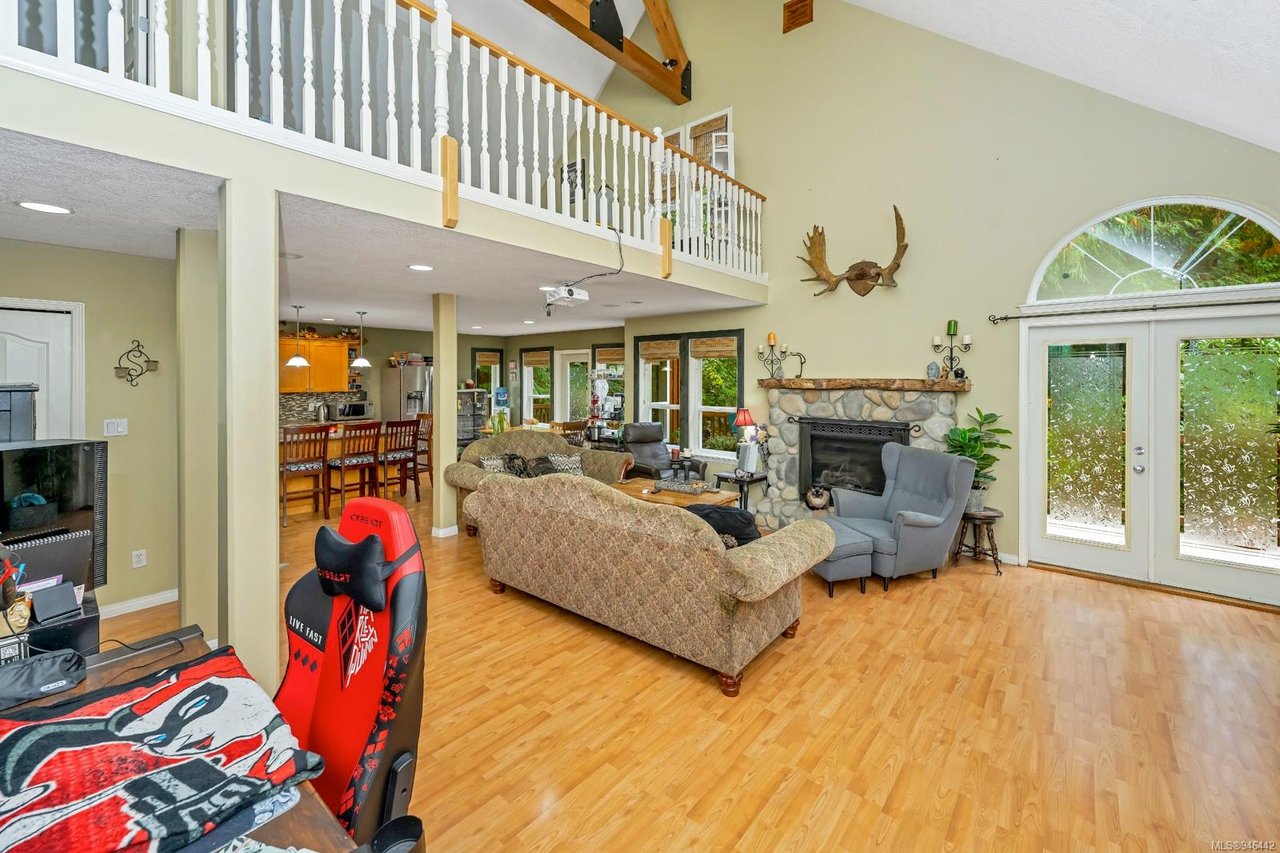 2726 Otter Point Rd