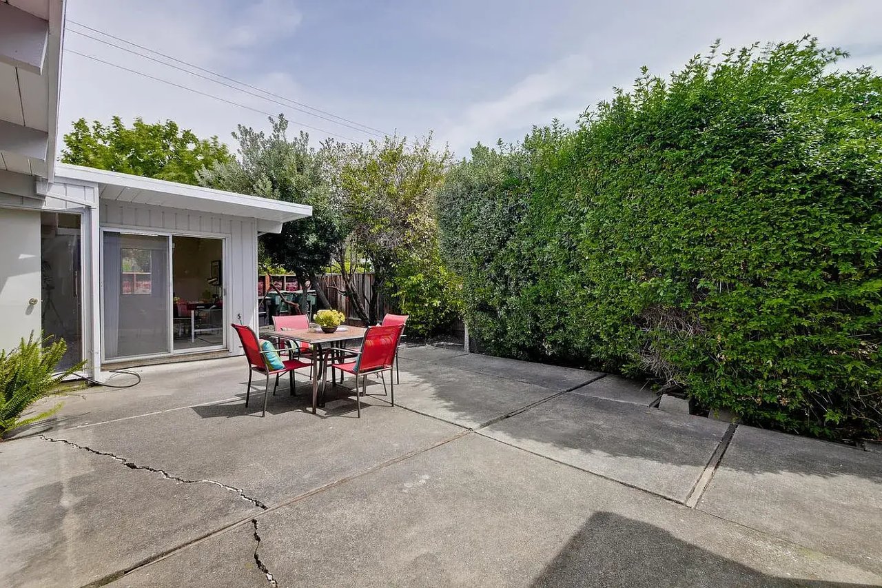 726 E Charleston Rd