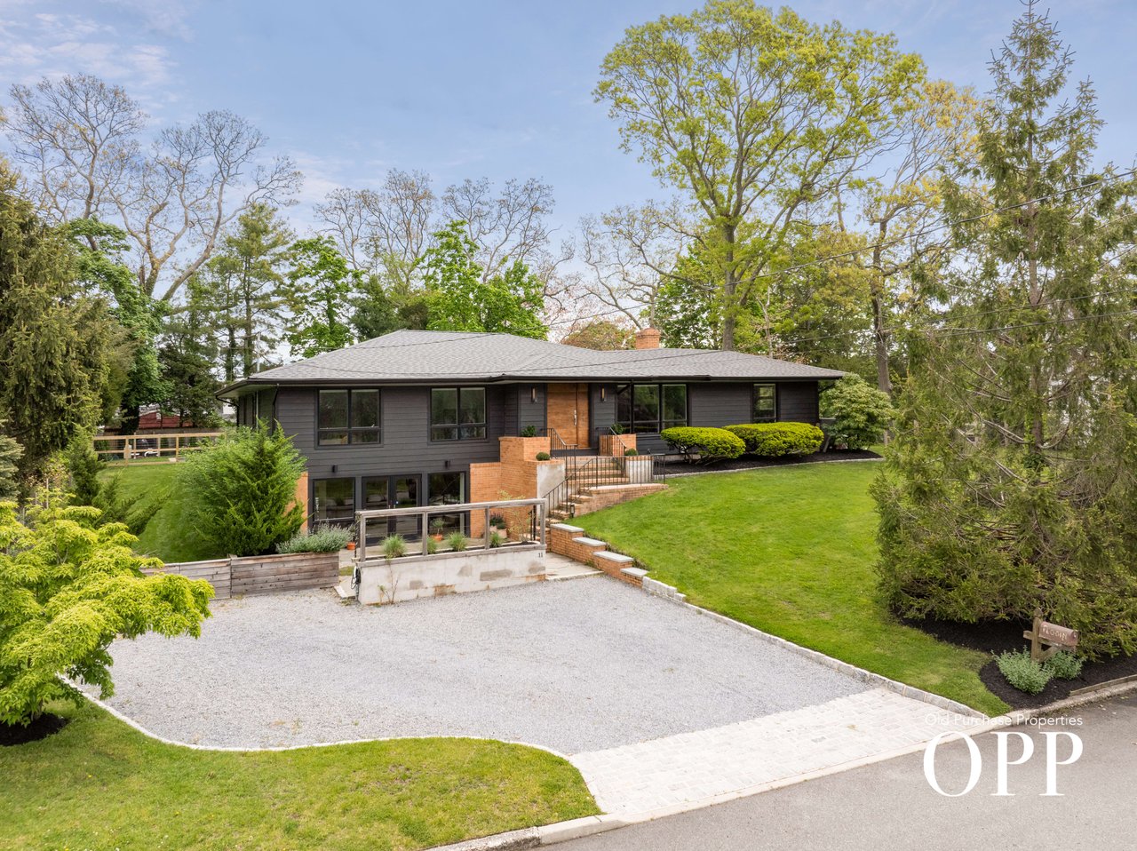 MID-CENTURY MODERN GEM IN THE HAMLET