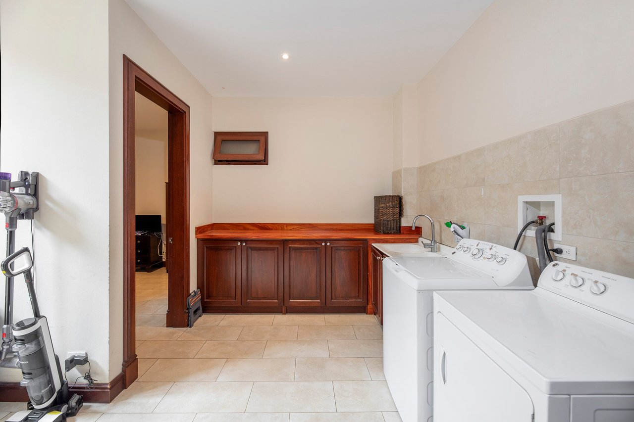 Cerro Real Panoramic Family Home, Escazu, San Jose