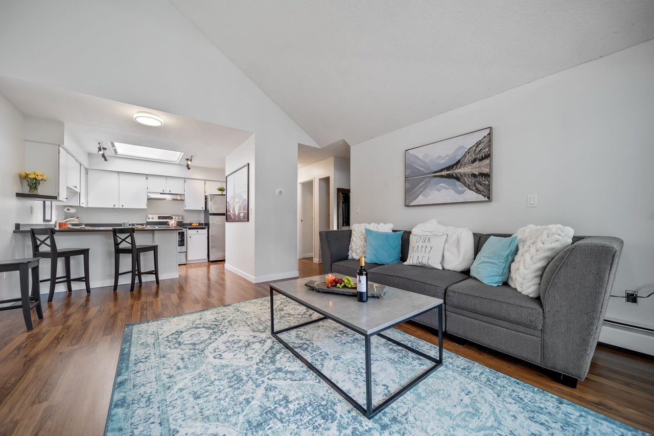 312-932 Robinson St