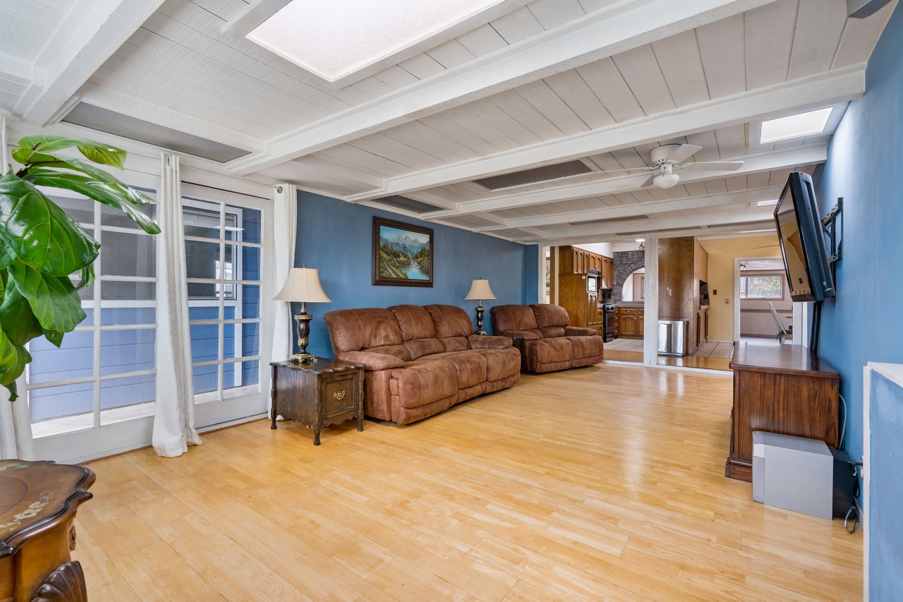 1002 Pepper Tree Ln