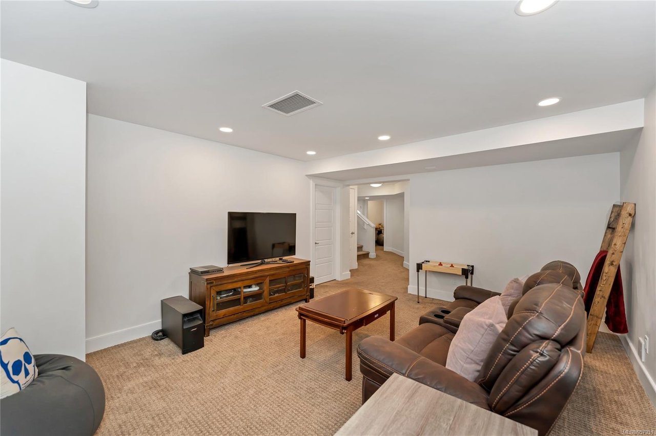 3359 Curlew St