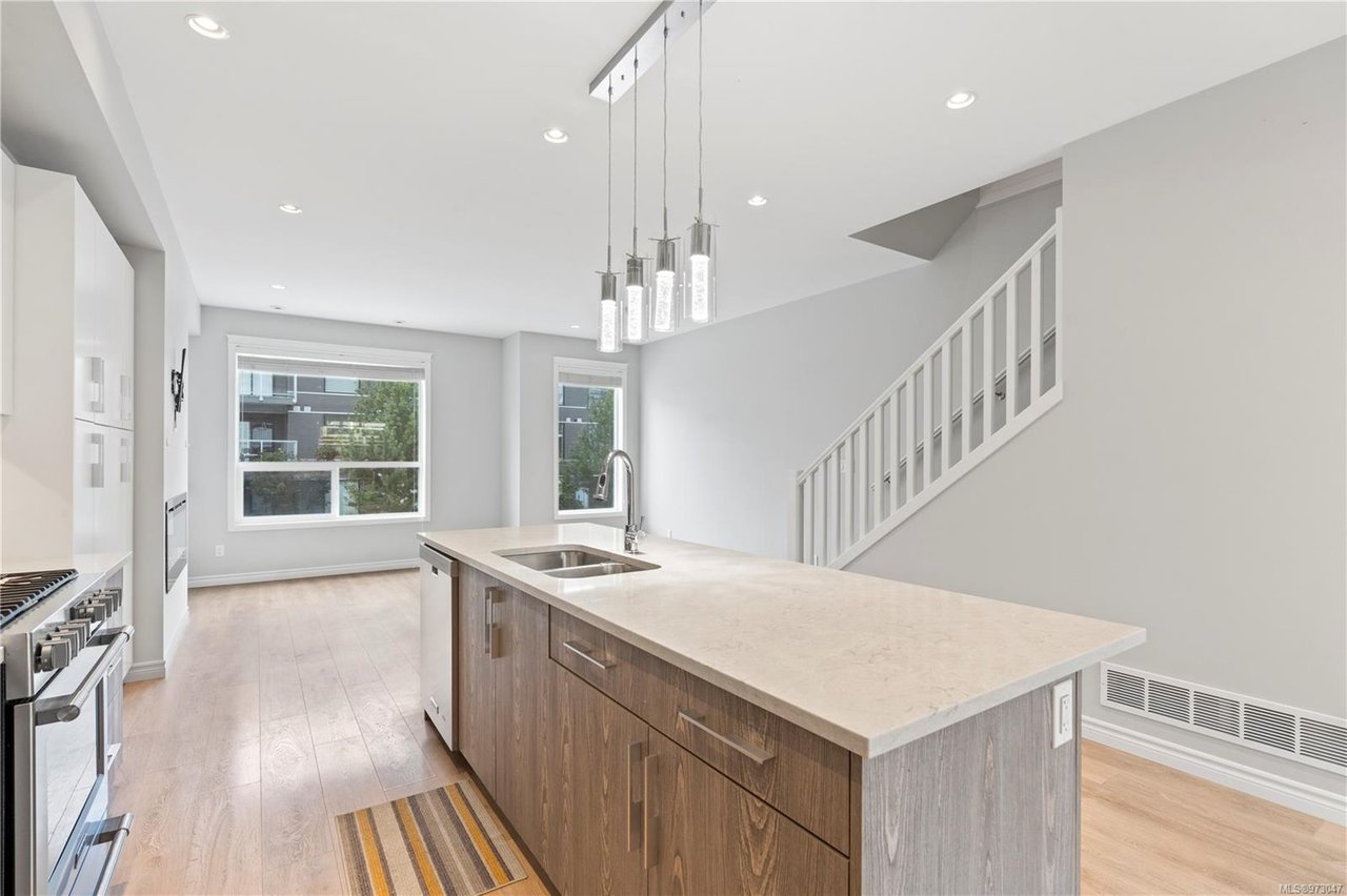 921 Whirlaway Cres