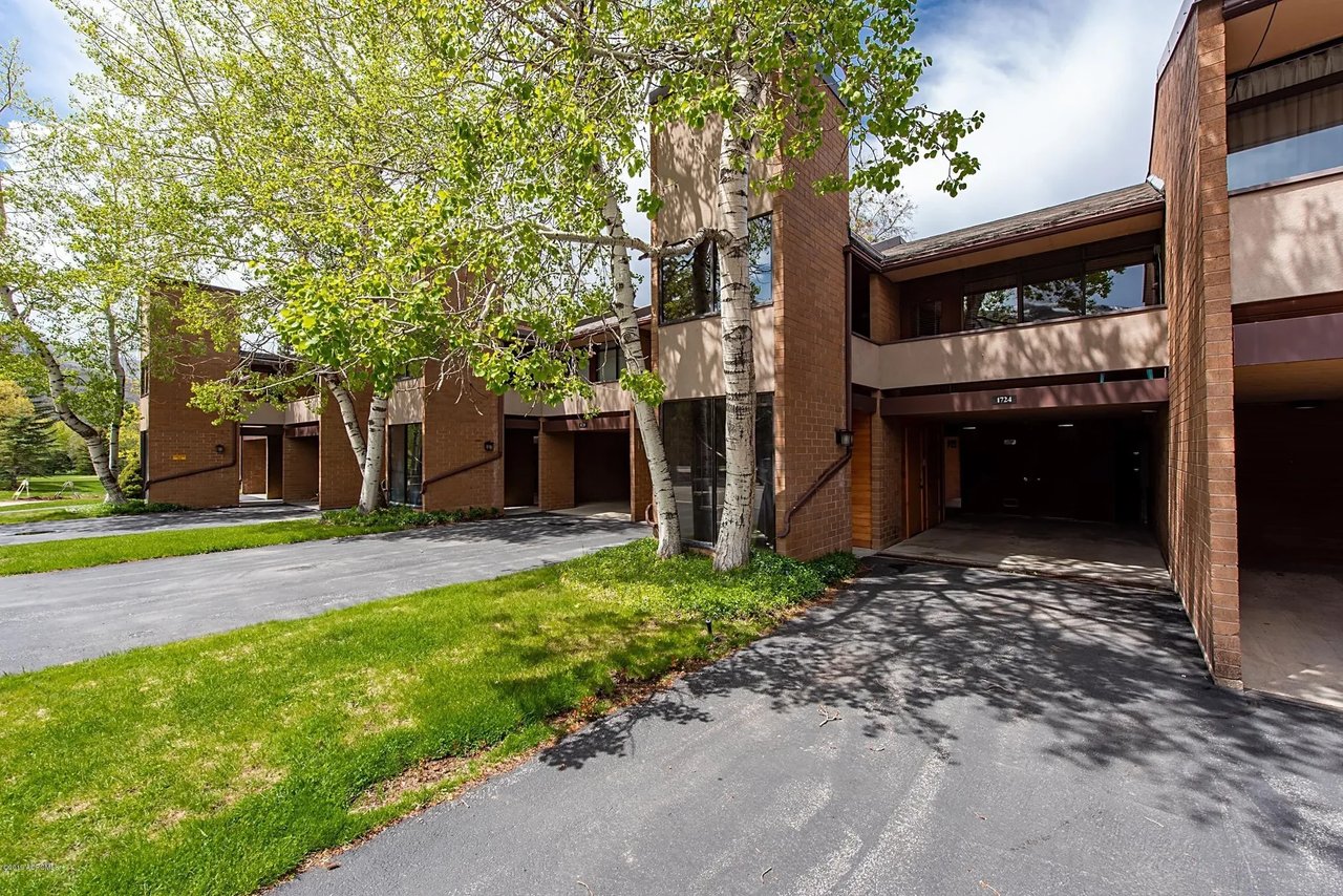 1724 Captain Molly Dr