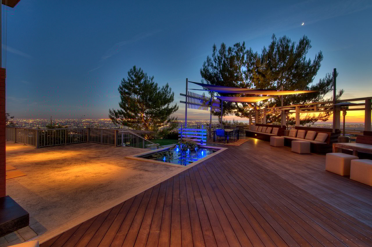 1900 Sunset Plaza Dr