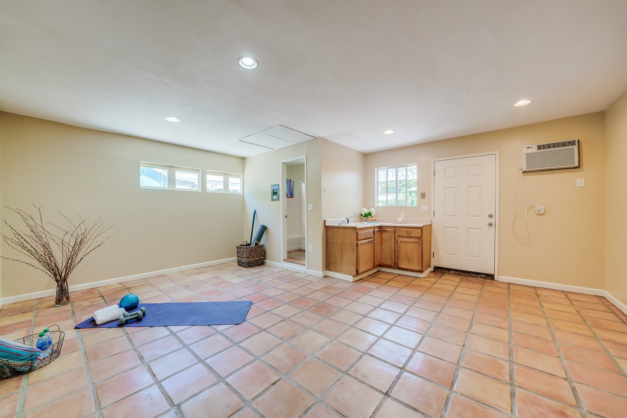 5532 Greenbush Ave.