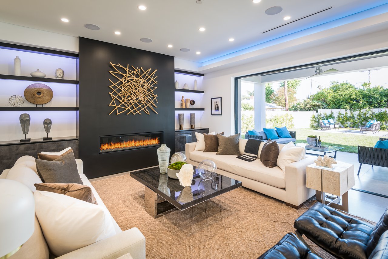 Stunning Modern Smart Home in Sherman Oaks