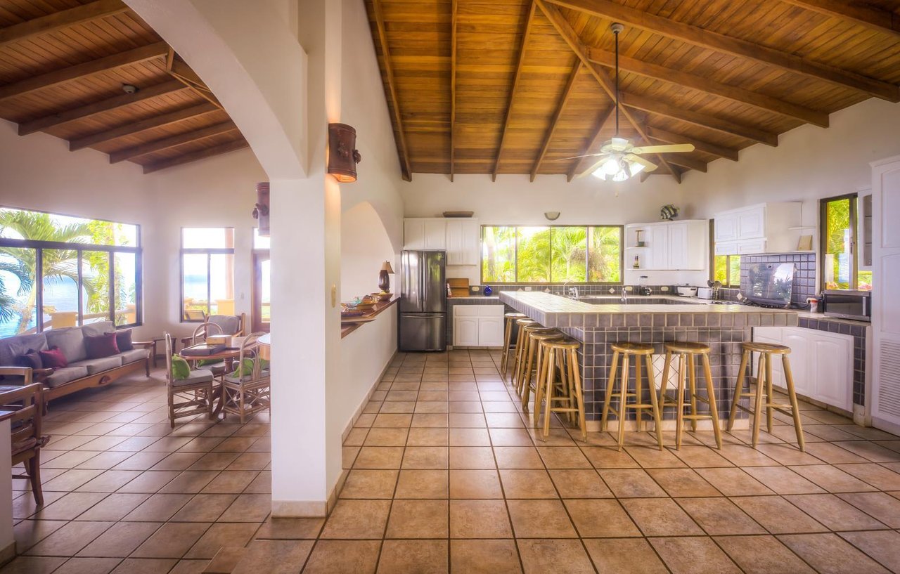 Casi Cielo, 4 Bed Ocean View House W. 2 Bed Guest House