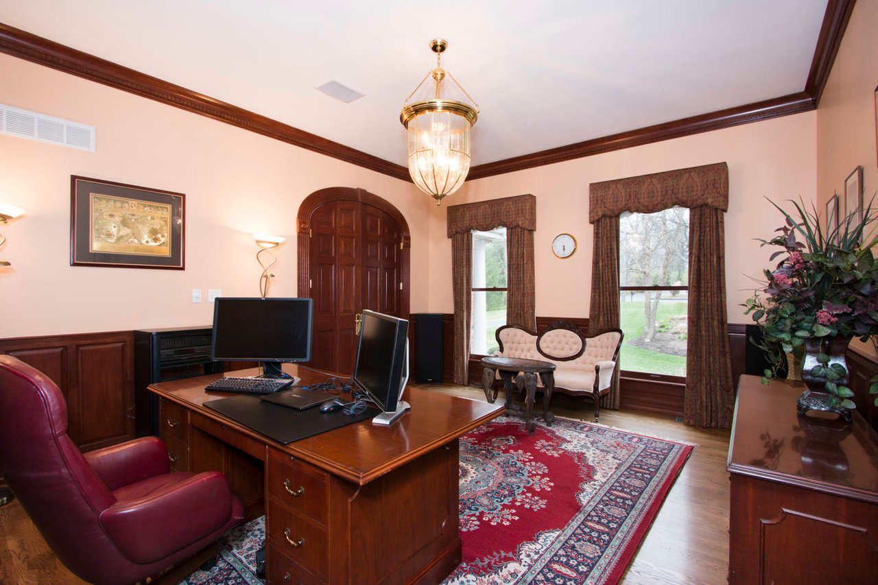 Traditional Frontenac Living on Quiet Culdesac