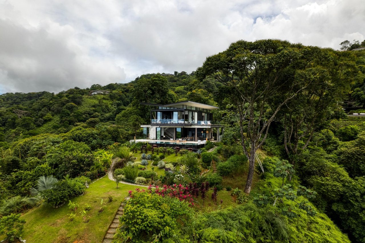 Architectural Whale Tail Villa, Dominical, Puntarenas