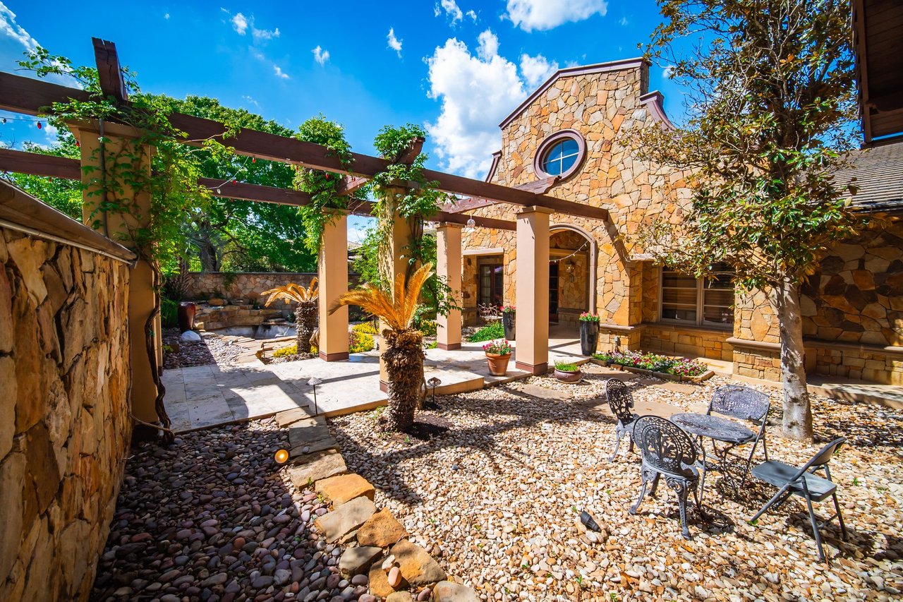 Gated Estate in Seven Oaks