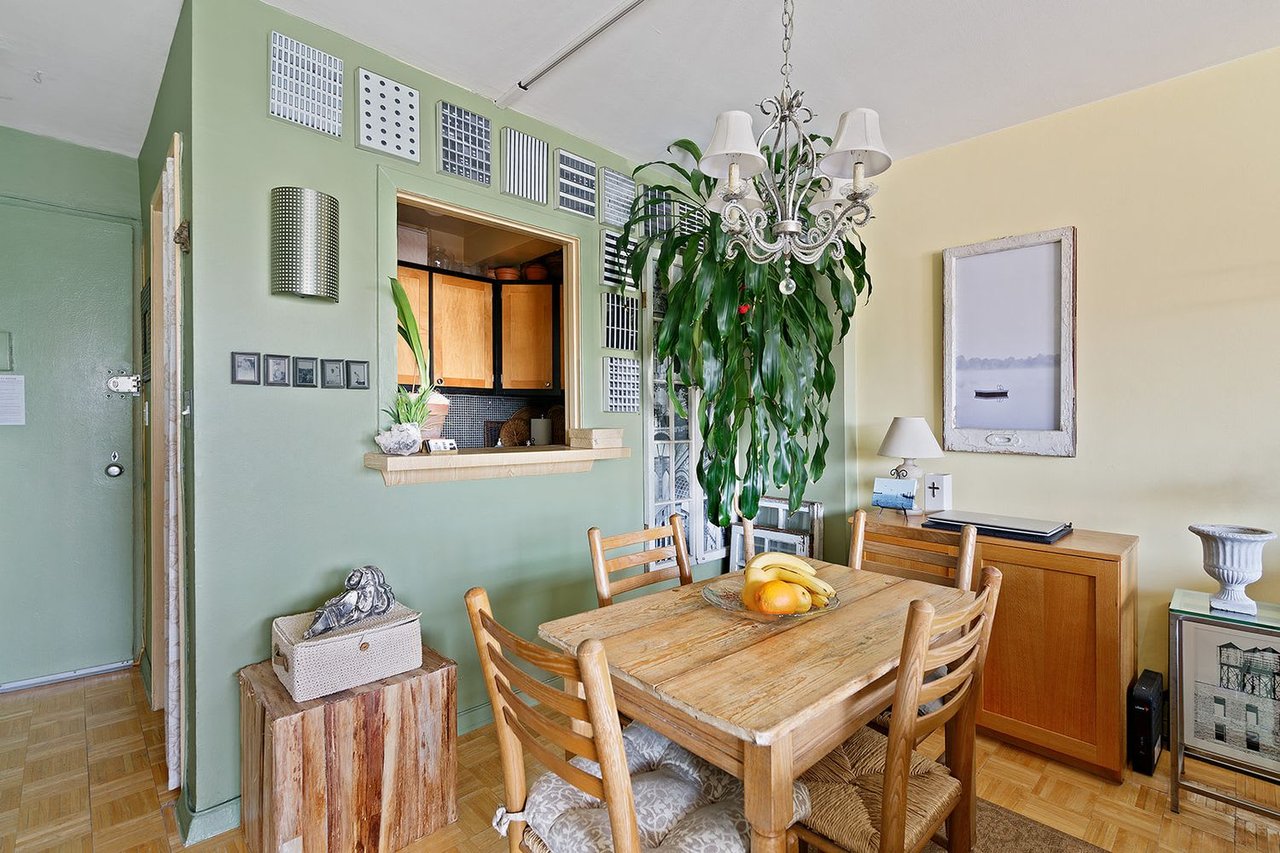 201 W 21st St, #15H