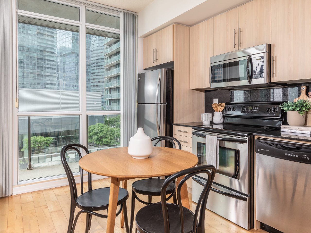 SOUTH SUITE IN MAPLE LEAF SQUARE