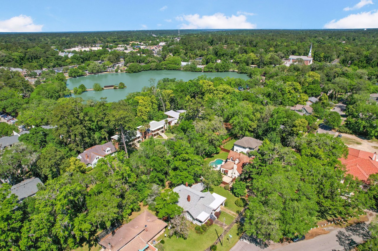 Aerial view of Los Robles residential area with houses, streets, and a central water feature.