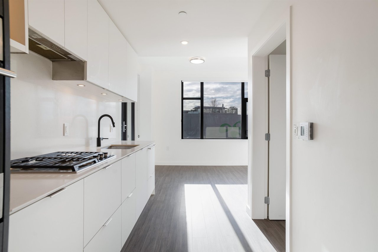 704-210 E 5th Ave