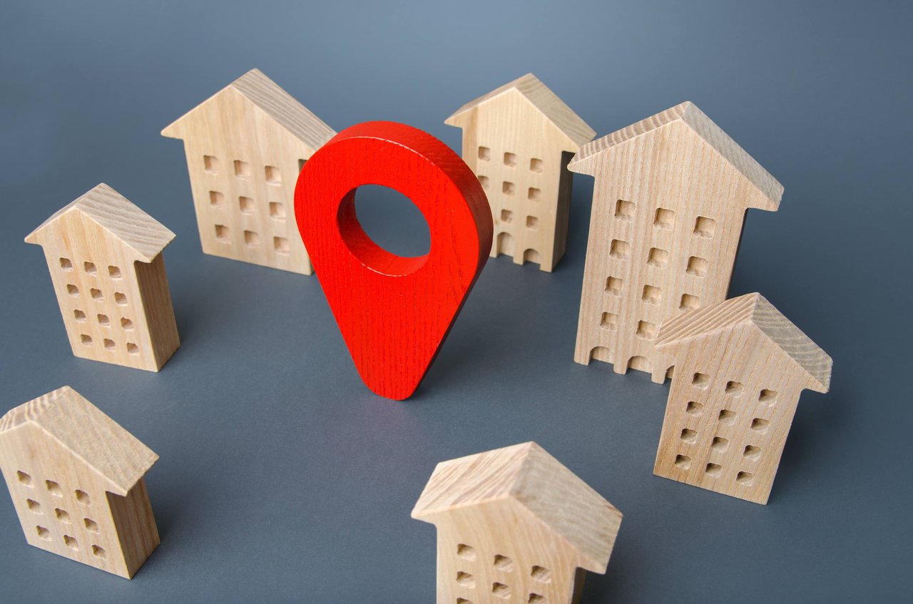 wooden houses surrounding a location icon