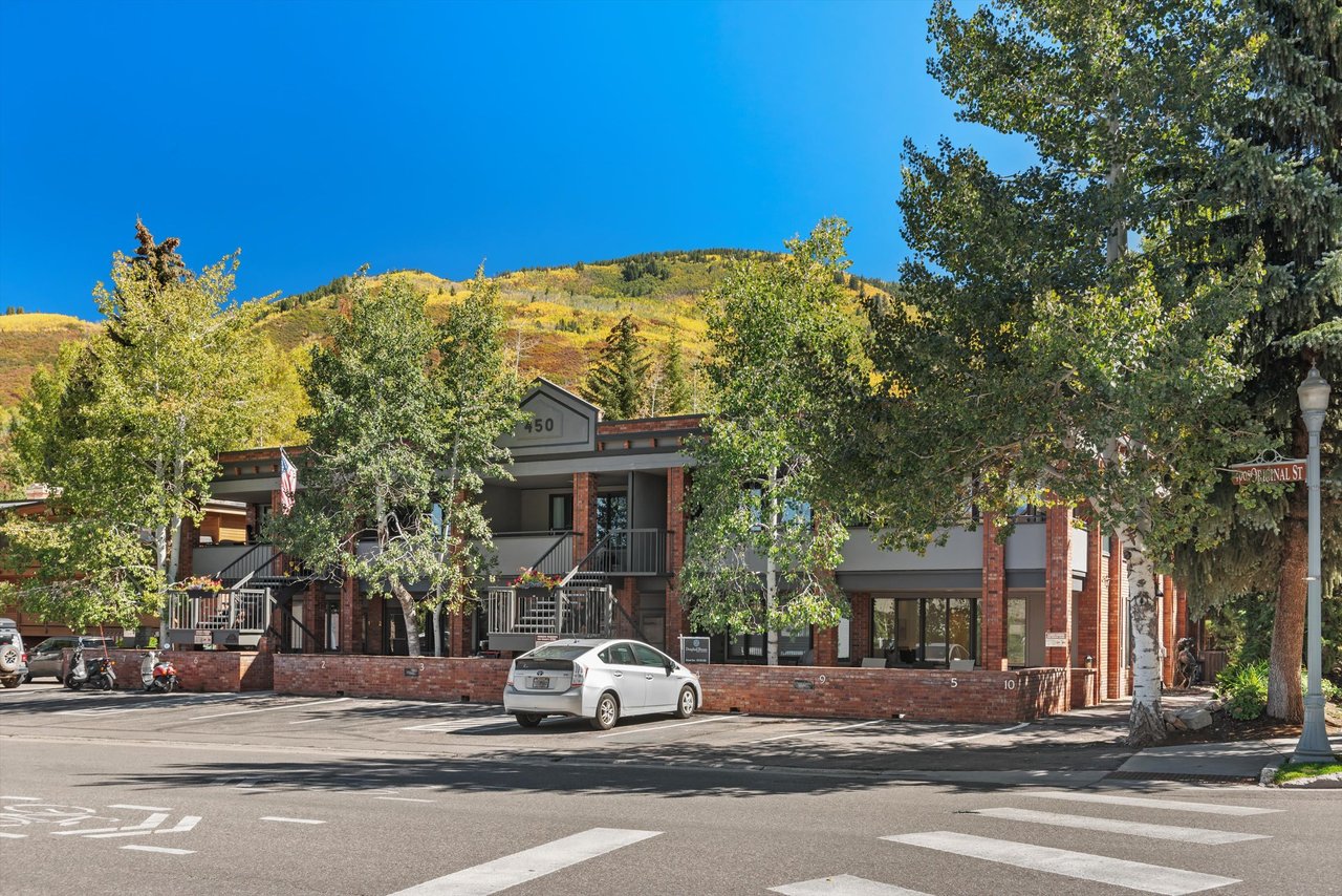 Perfect Aspen Retreat with Mountain Views and Walkable Convenience