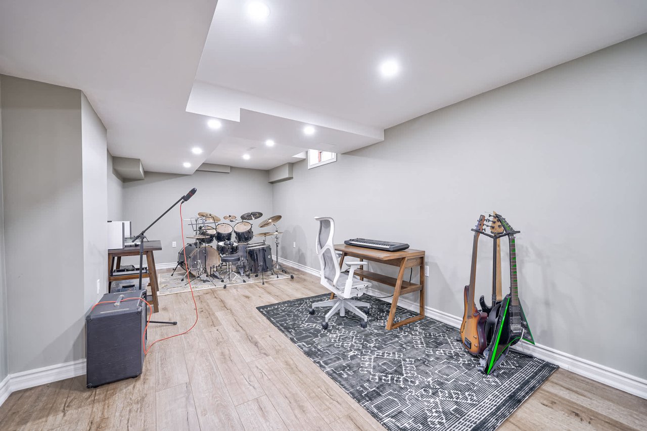 1237 Old Colony Rd