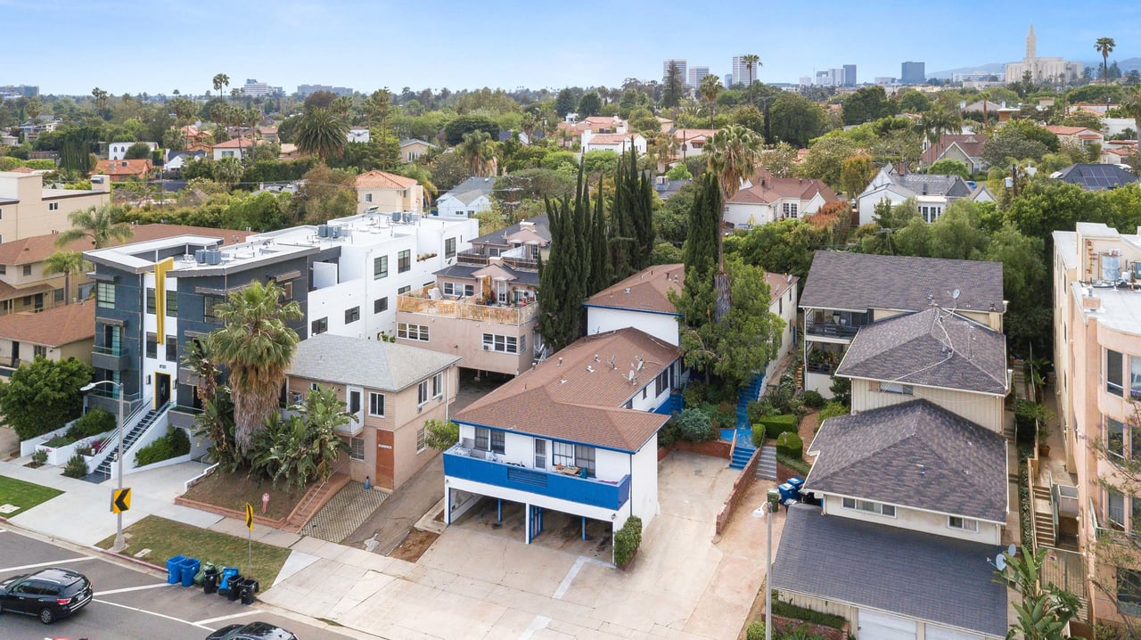 2121 S Beverly Glen