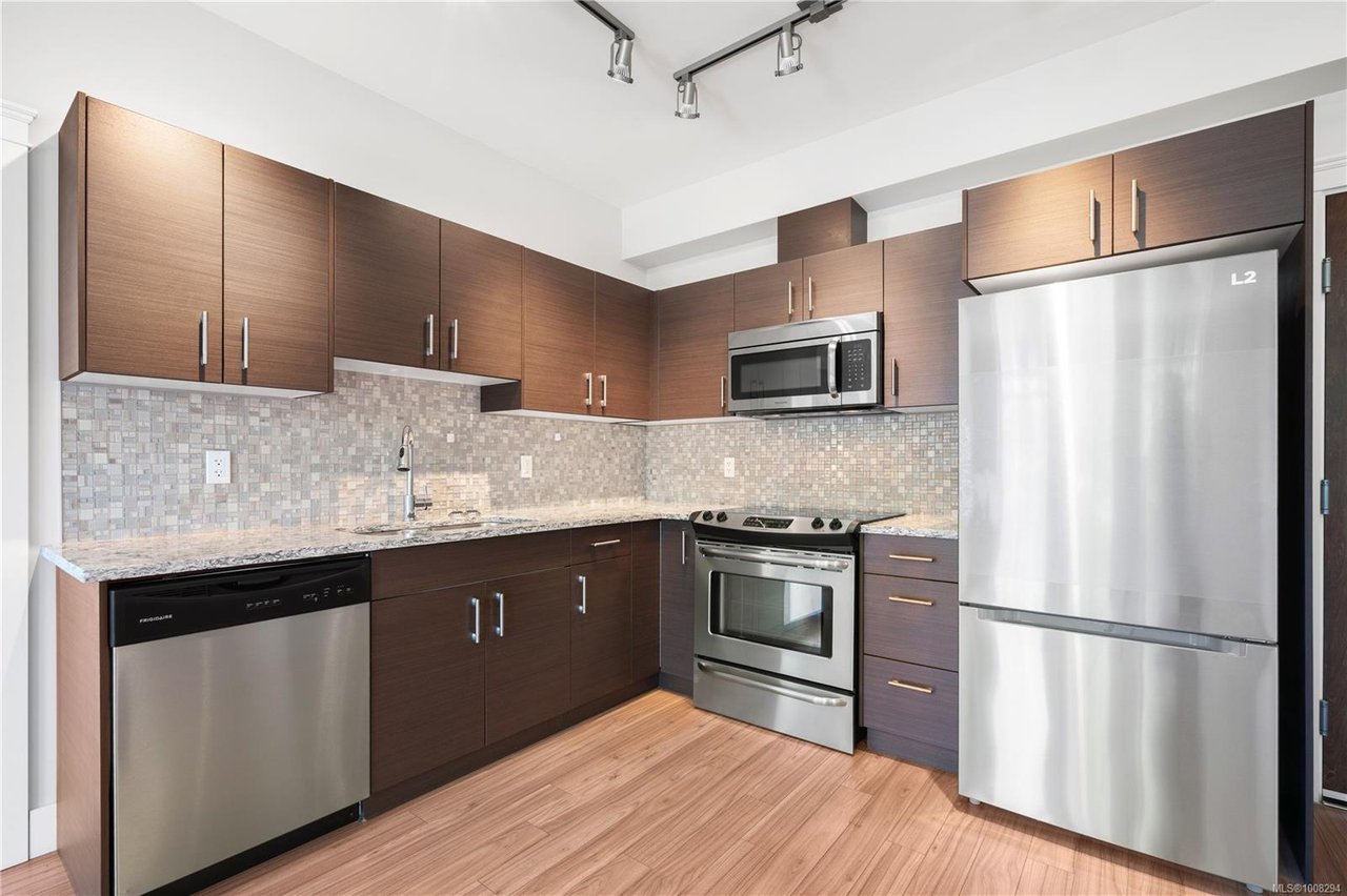 106-935 Cloverdale Ave, Saanich