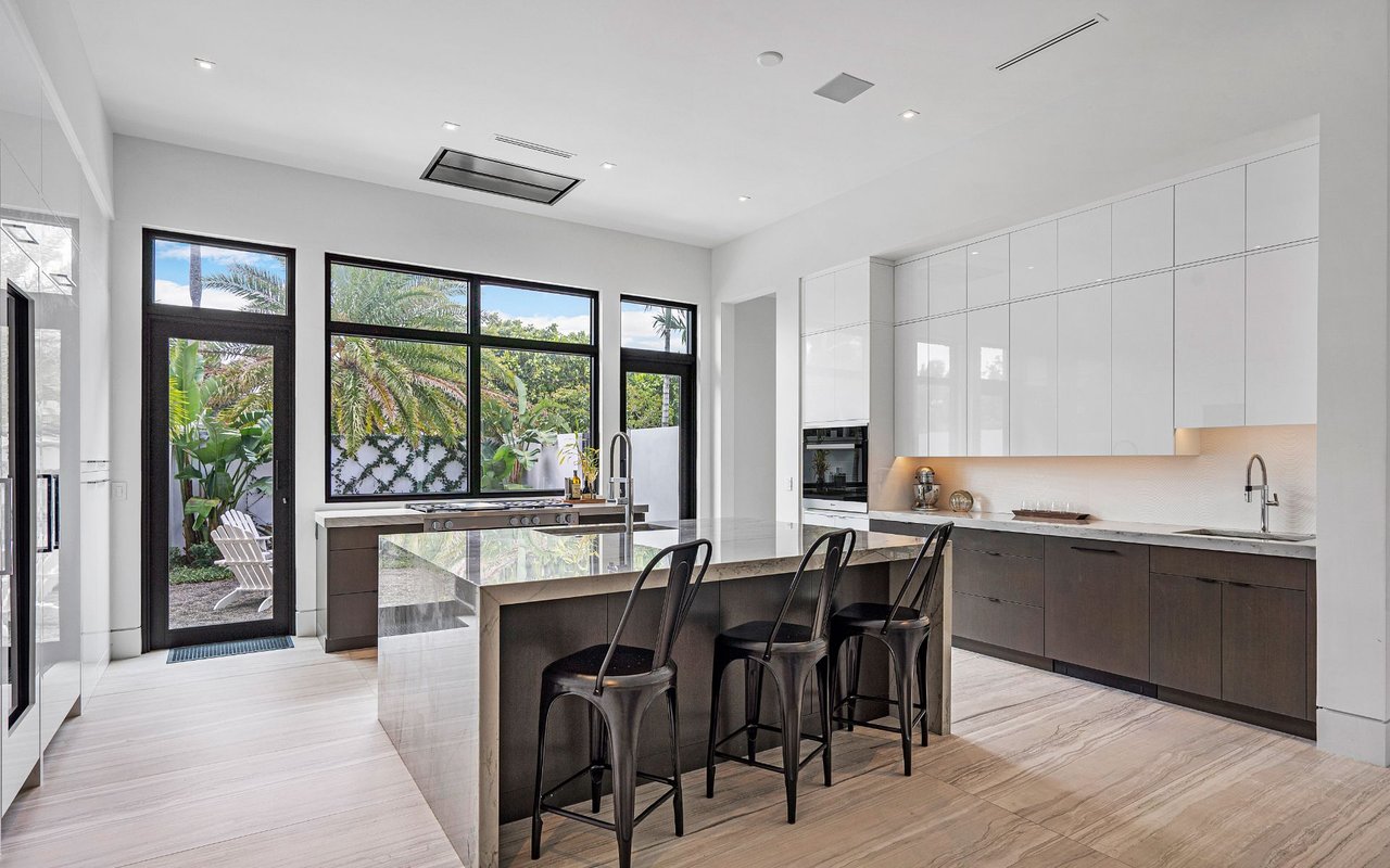 800 Seagate Dr