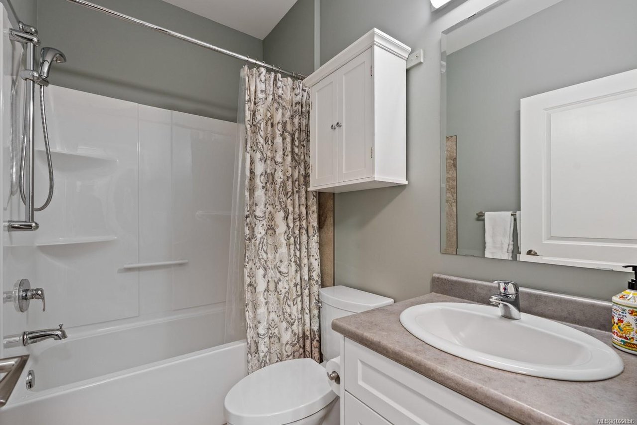 7364 Lakefront Dr, Lake Cowichan
