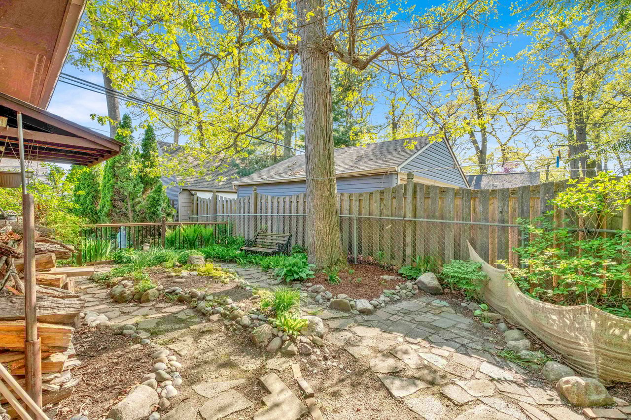 425 W. WOODLAND STREET