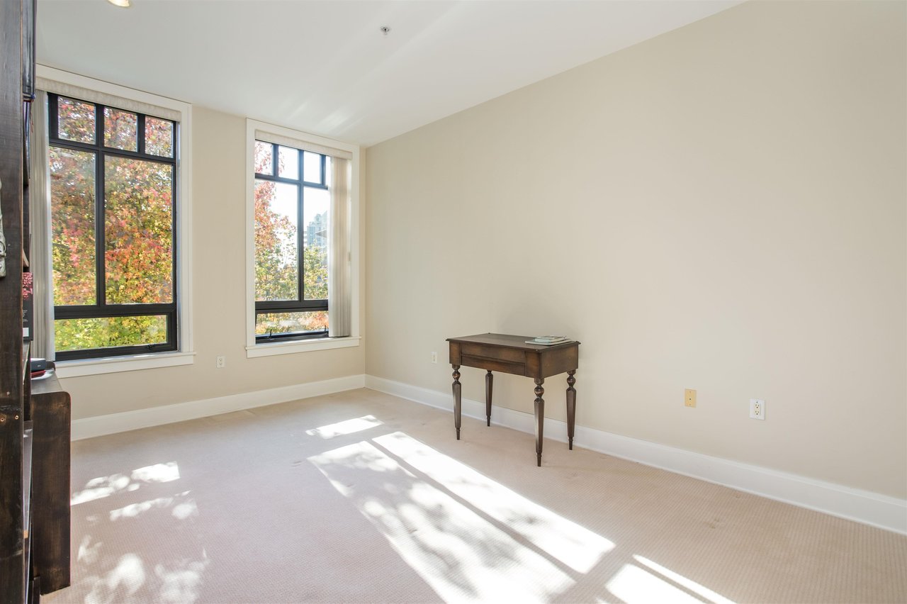 301-605 Clyde Ave