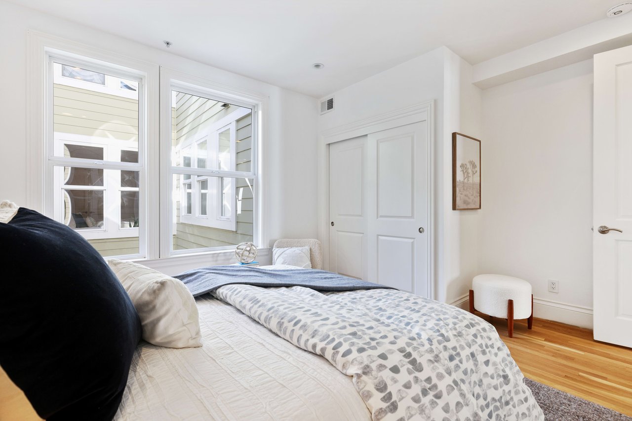 Bright 2 Bedroom Nob Hill Condominium