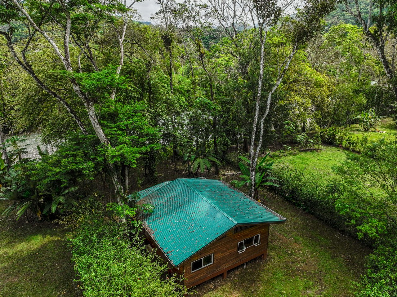 BARU RIVERFRONT HOME CLOSE TO THE BEACH IN DOMINICAL COSTA RICA