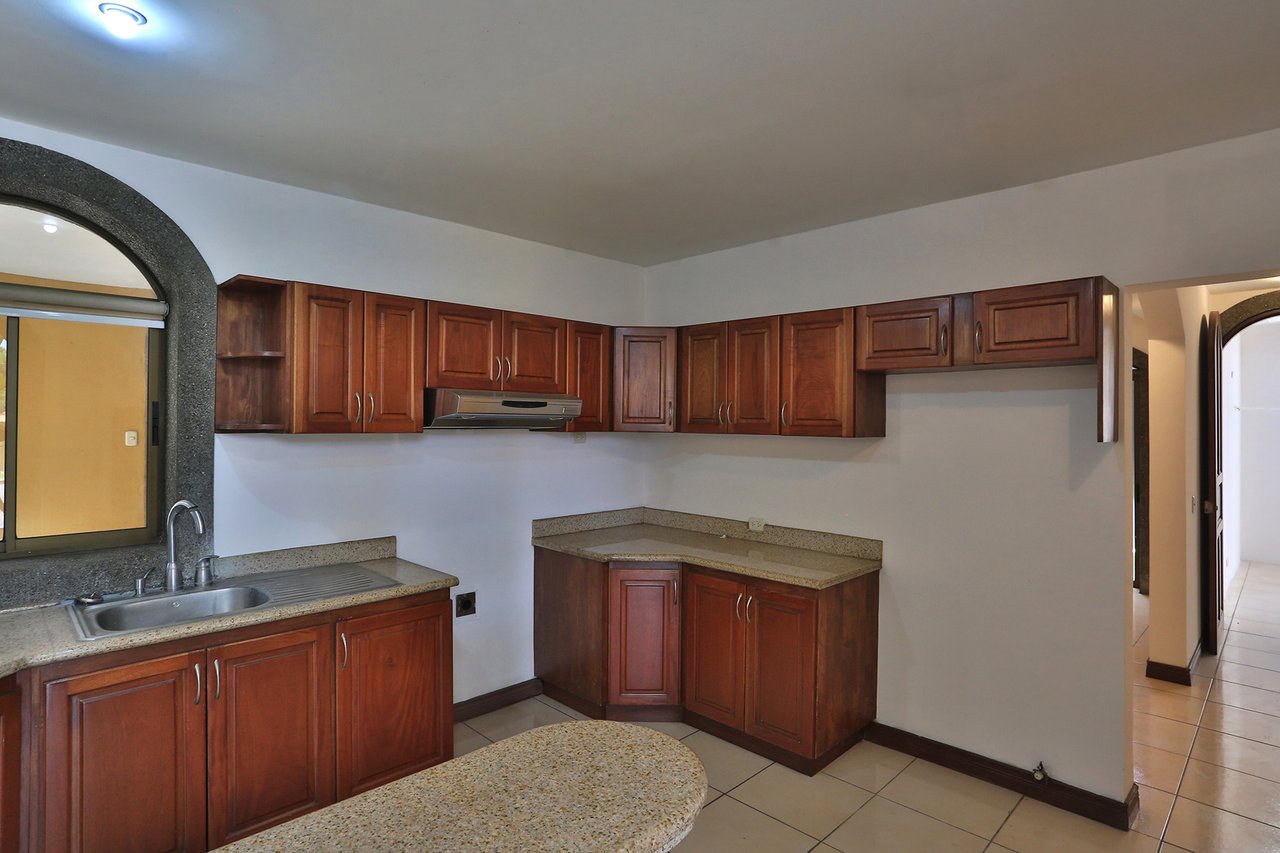 Spacious Terrace Gated Townhome, Heredia