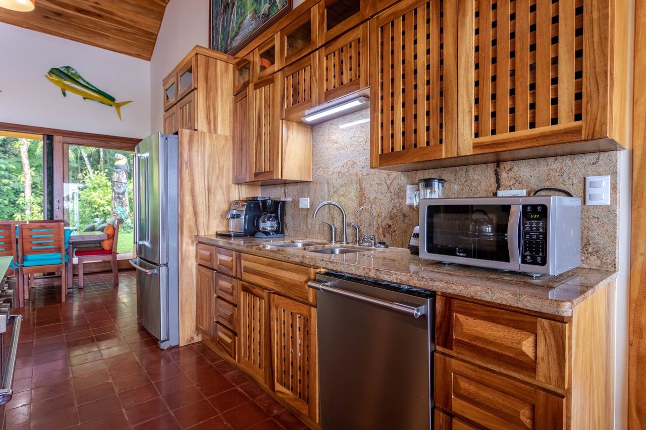 Solar Powered Ocean View Estate, Dominical, Puntarenas