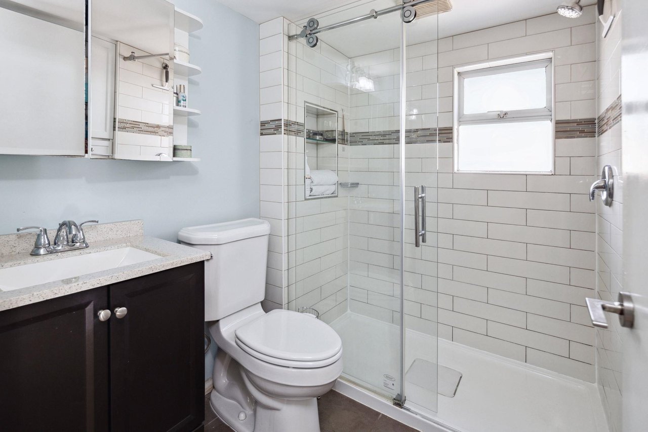 1384 Fernwood Cres