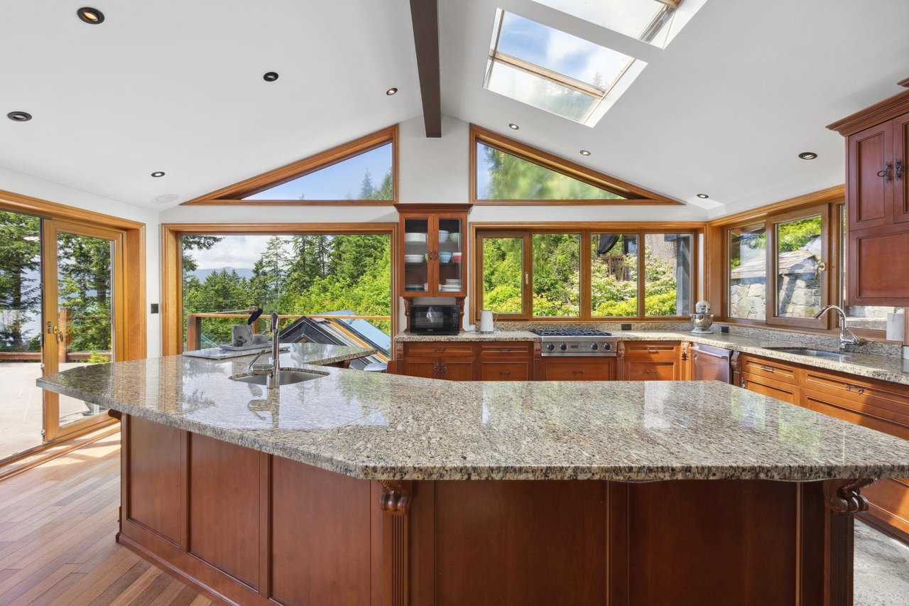 425 Mountain Dr
