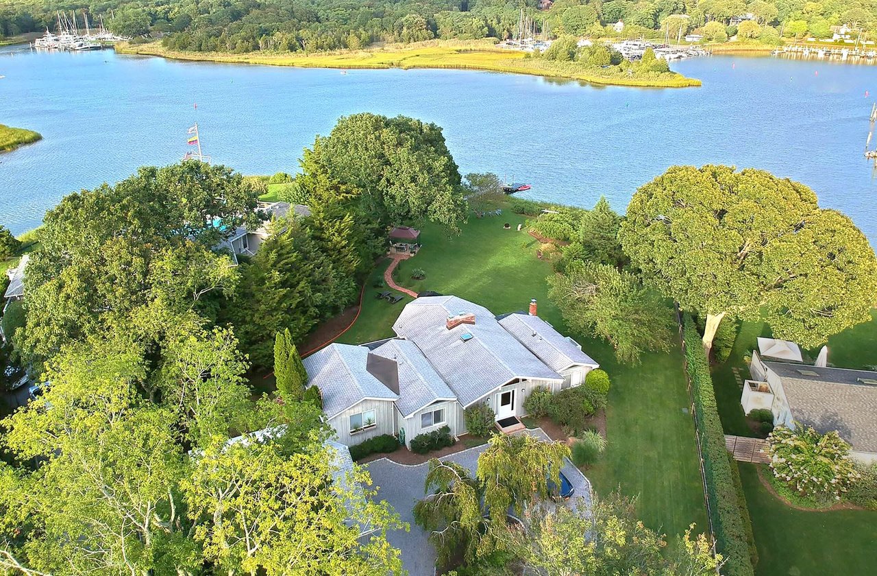 Modern Waterfront with Dock in East Hampton 
