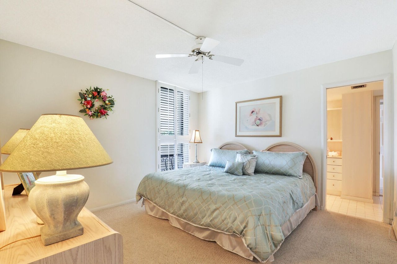 122 Lakeshore Drive #2320