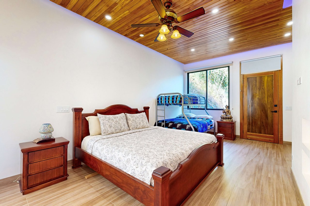 Villa Flor de La Vida, a Luxury 4 Bedroom Ocean View Home in Dominical!