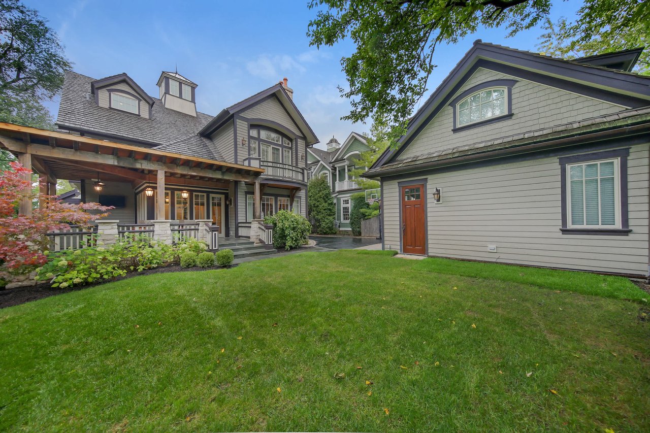 Four Levels of Luxurious Amenities Abound
