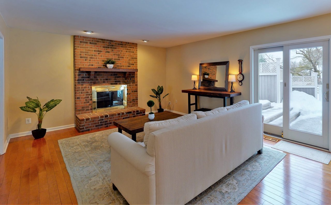 32 LAWRENCIA DR