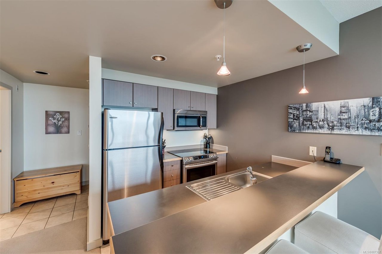 908-732 Cormorant St
